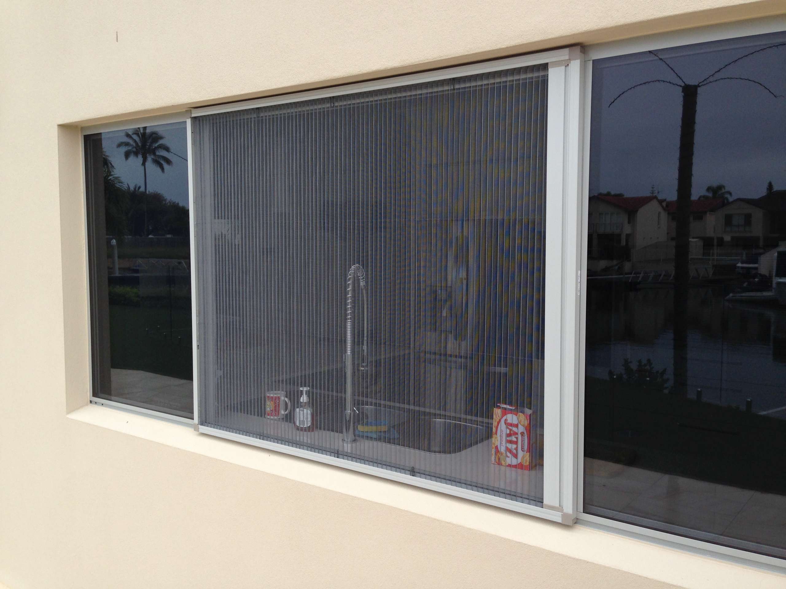 Retractable fly screen fitted on a window