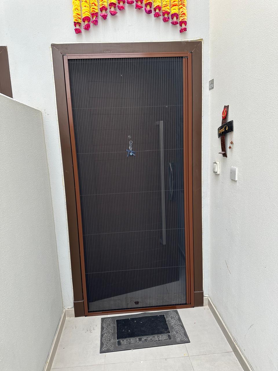 Wind-resistant zipline screen on a high balcony in Dubai